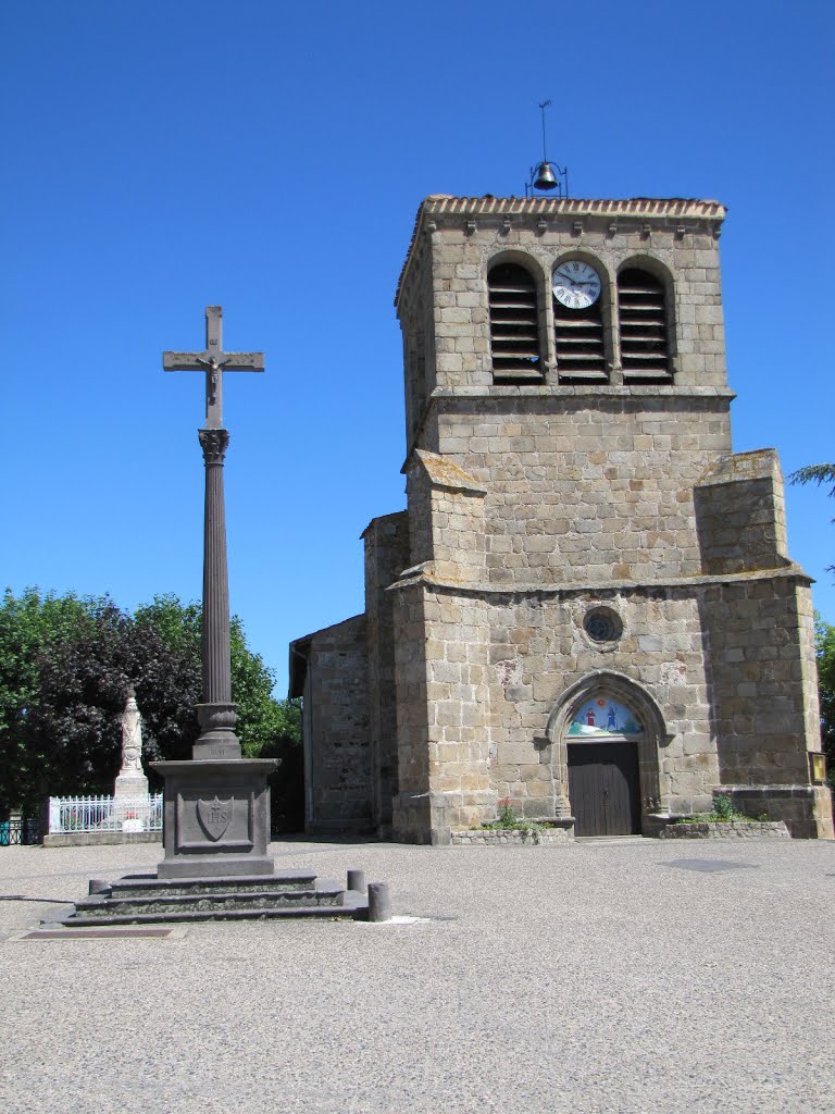 Croix devant léglise de Saint-Etienne-le-Molard