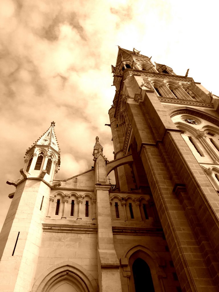 Eglise Saint-Nicolas (XIXeme s) en contre-plongé