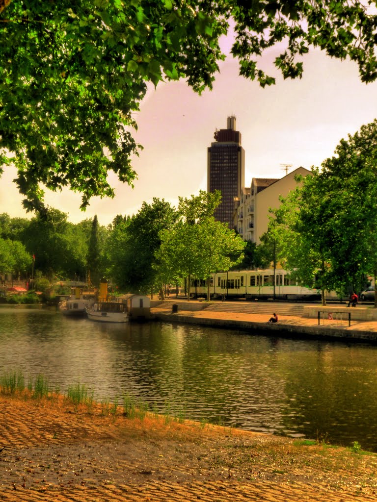 Crépuscule sur la tour de Bretagne - Nantes