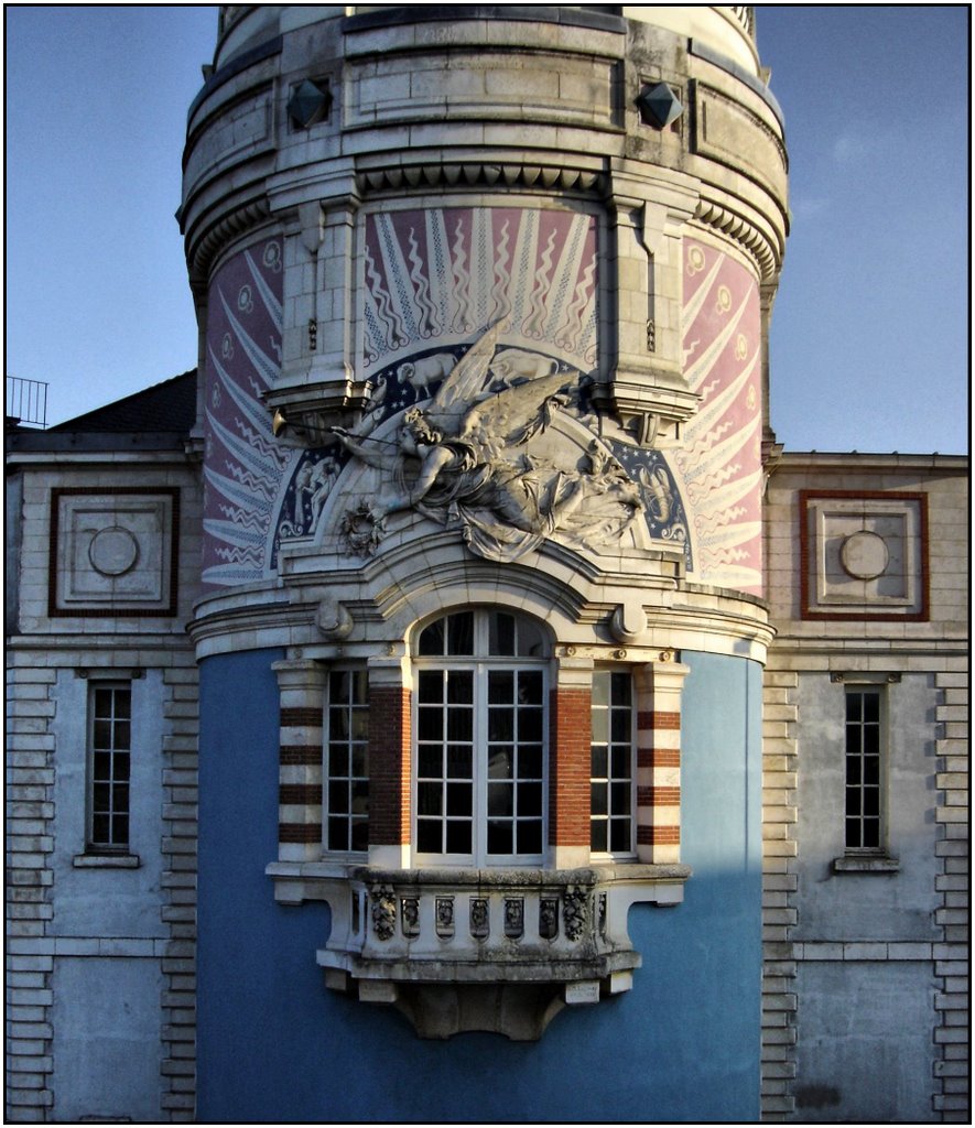 NANTES [44] - Détail de la tour LU ( avant Lefèvre-Utile, maintenant "Lieu Unique" ) décembre 2007