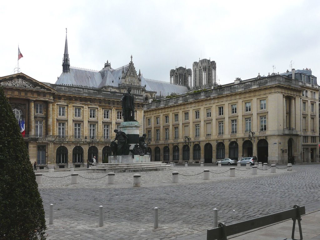 Reims: Place royal, statue de LouisXV et le toit de la cathédrale.
