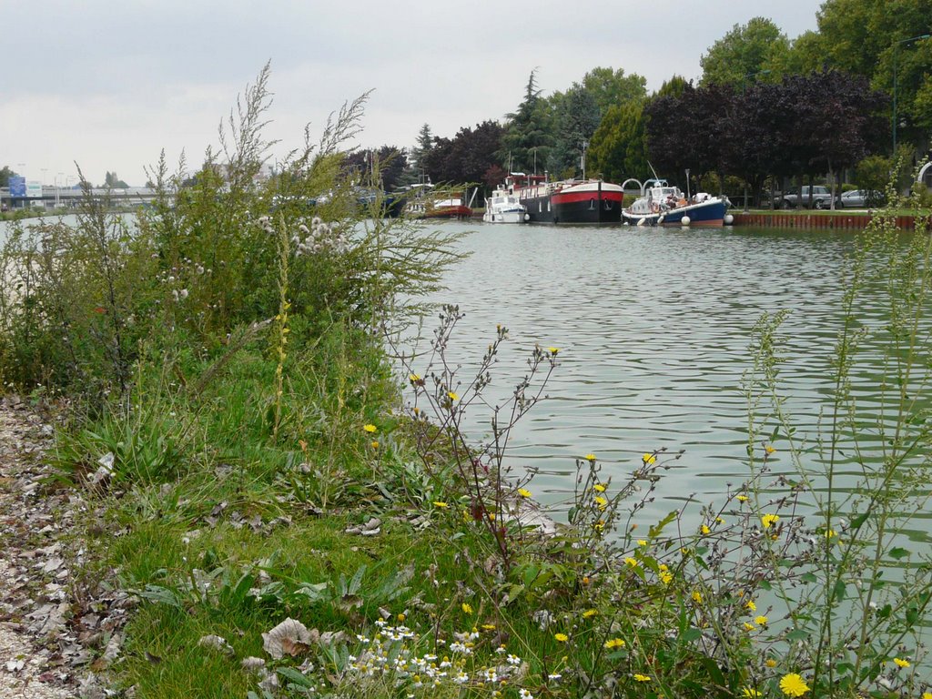 Reims: Péniches et bateaux sur le canal.