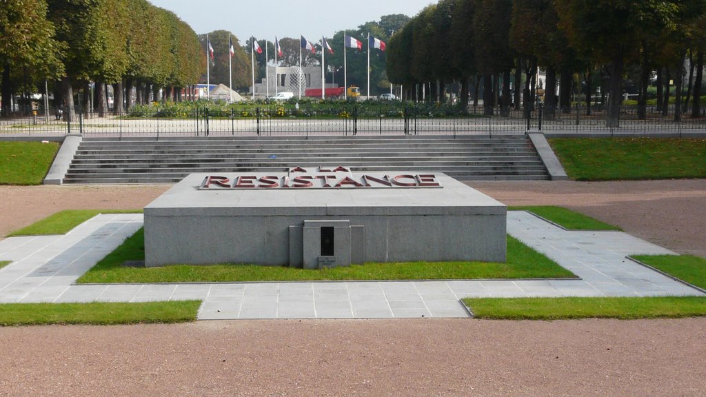 Reims: Monuments aux martyrs de la résistance, au fond monument aux morts.