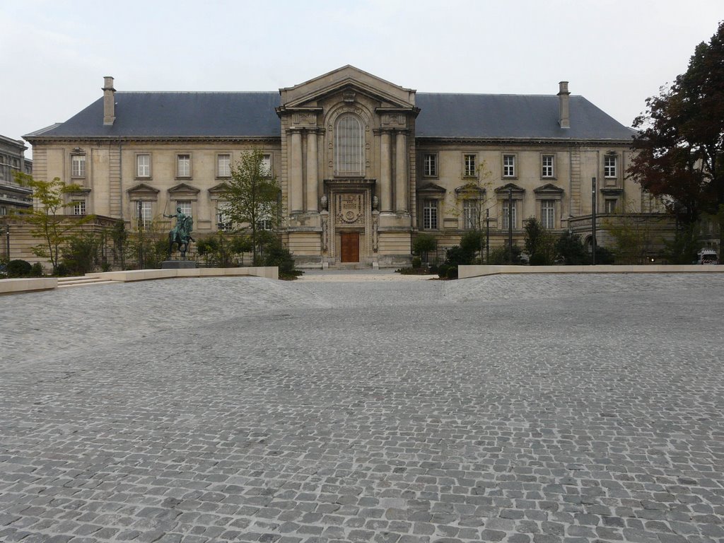 Reims: Palais de justice vu de la place du Cardinal Luçon.