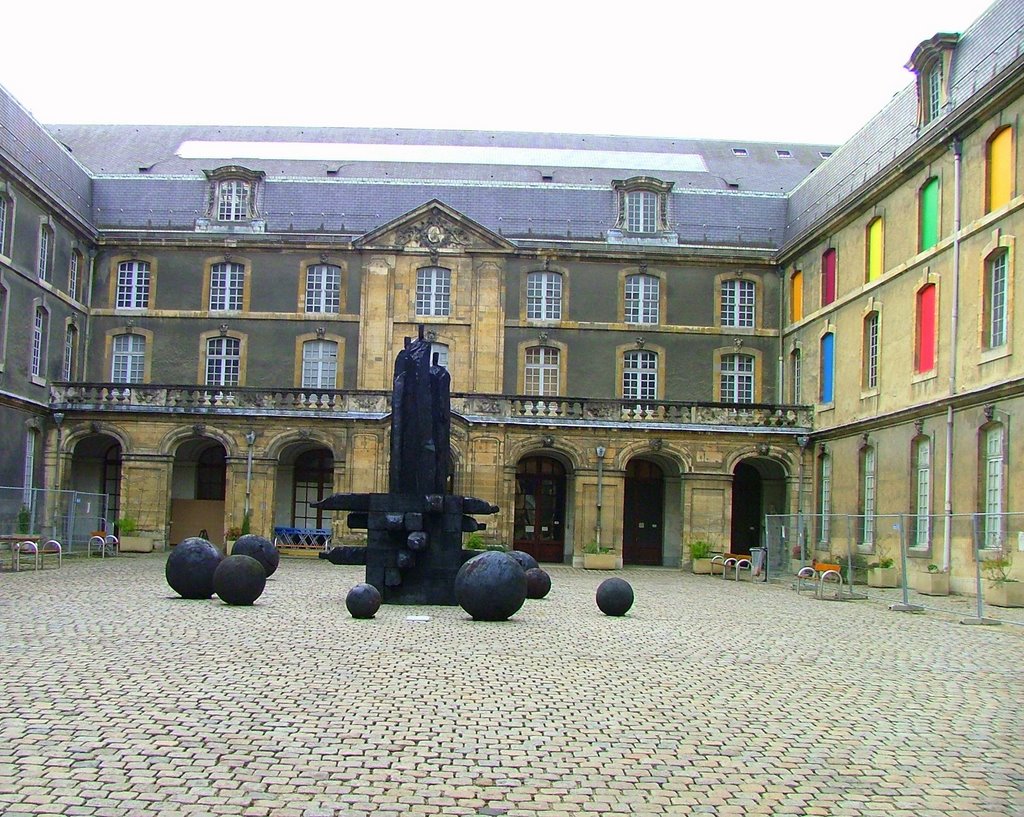Reims: entrée du musée des Beaux -Arts, sculptures de Christian Lapie