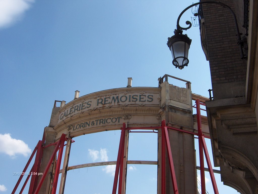 Reconstruction de la facade des Galeries Remoises Reims (Trudi)