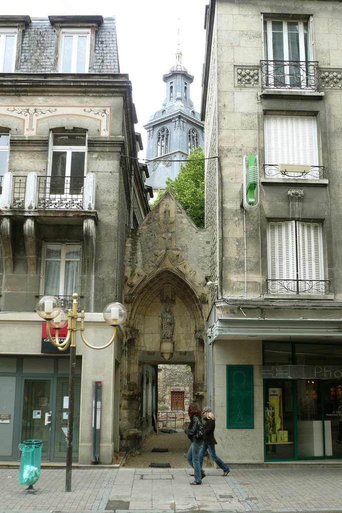 Reims, Rue de Vesle, passage Saint-Jacques et eglise Saint-James