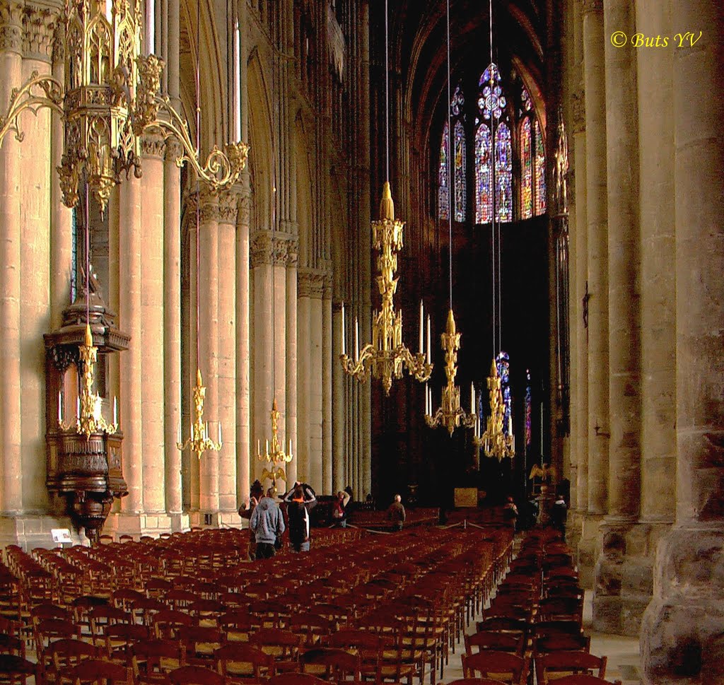 France. The interior of the Cathedral in Reims. Франция. Интерьер собора в Реймсе