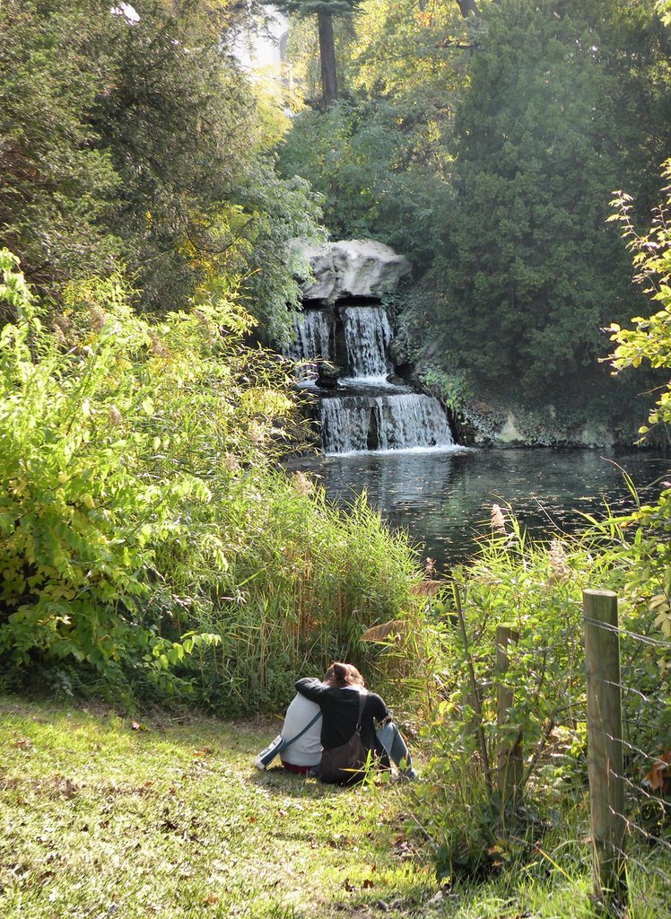 Les amoureux de la cascade du Bois de Boulogne