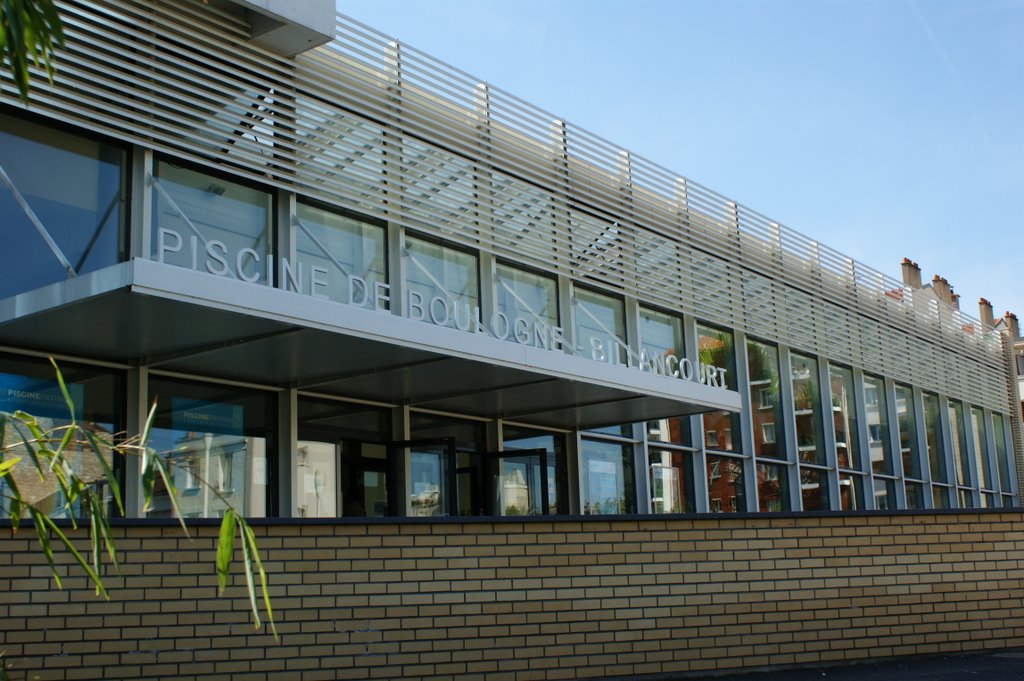 Boulogne-billancourt. façade principale de la piscine