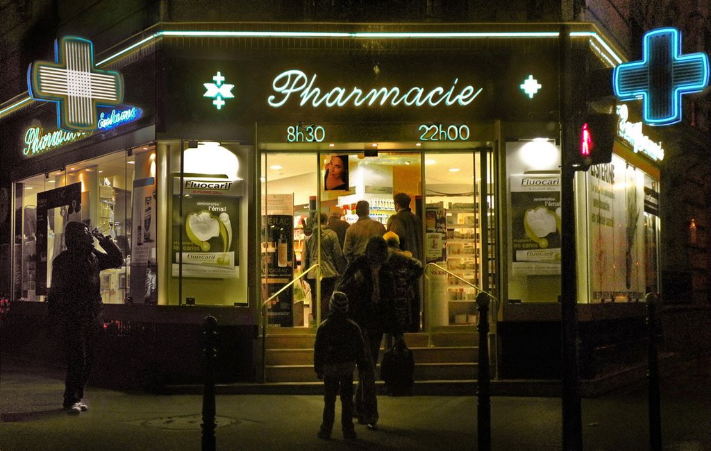 ♫ The  restless night : queues at the pharmacy ♫ La notte che inquieta: code in farmacia.