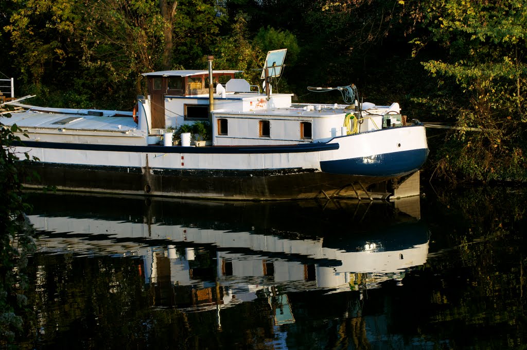 Peniche sur la Seine