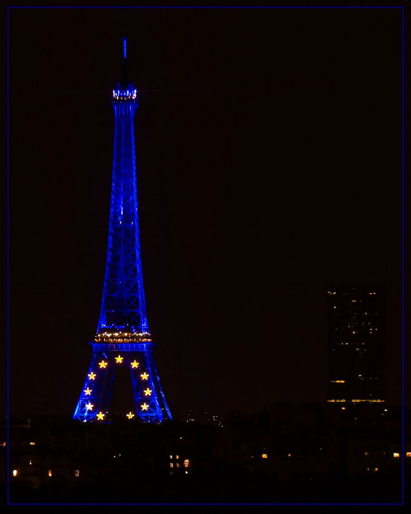 La tour Eiffel aux couleurs de lEurope pour la présidence de lUnion