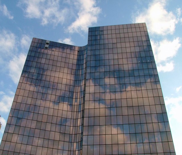La Défense: reflets de nuages sur la tour Manhattan
