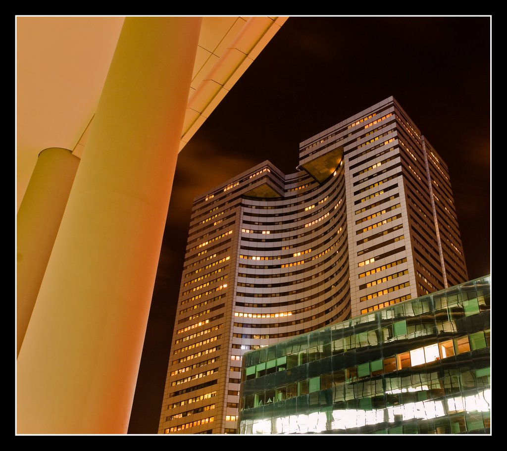 Sous la tour Dexia