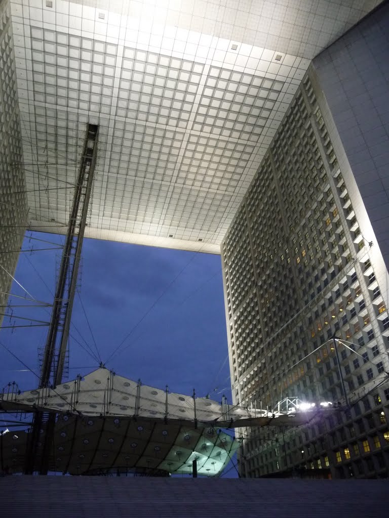 Imponente - Grande Arche de la Fraternité