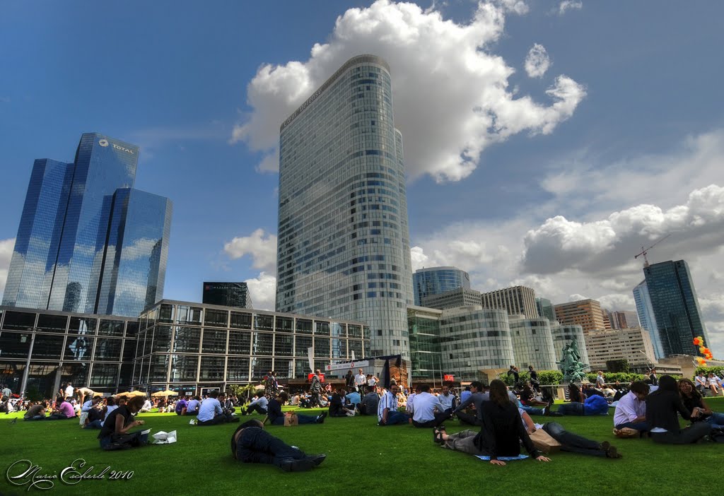 Idyllische Mittagspause in La Défense