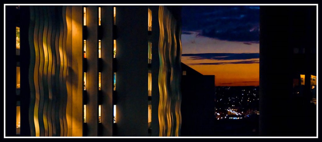 Coucher de soleil entre deux immeubles de bureaux