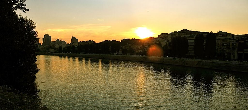 jolie aberration sphérique du soleil couchant sur la Seine