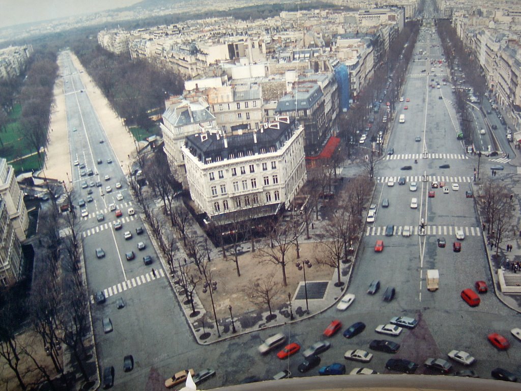 Auf dem Arc de Triomphe