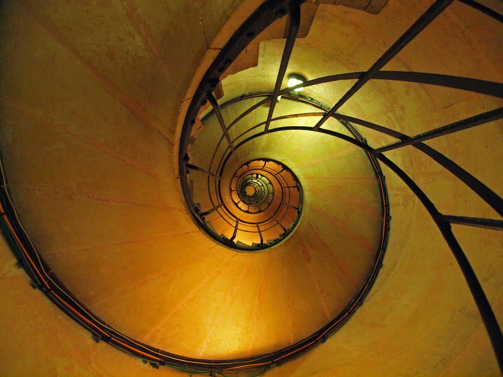 Look up the Spiral staircase of Arc de Triomphe