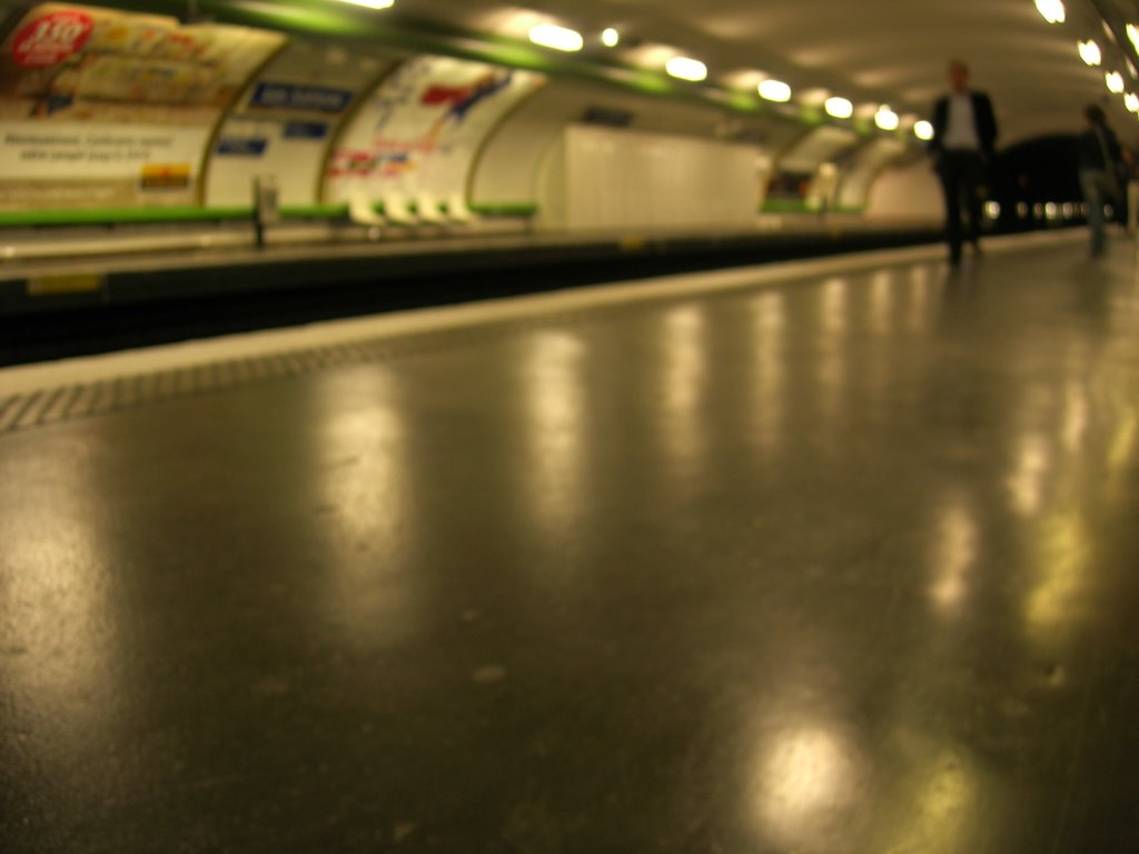 Gare du metro Parisien (Les Sablons)