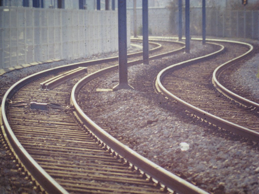 Deux droites parallèles sont deux droites qui, comme les rails du chemin de fer, tournent en même temps.