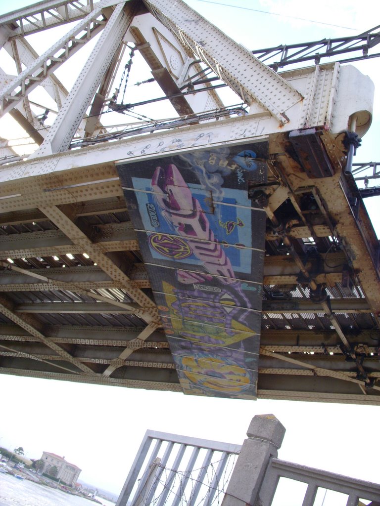 Graffitis sous le pont SNCF avant 2010.