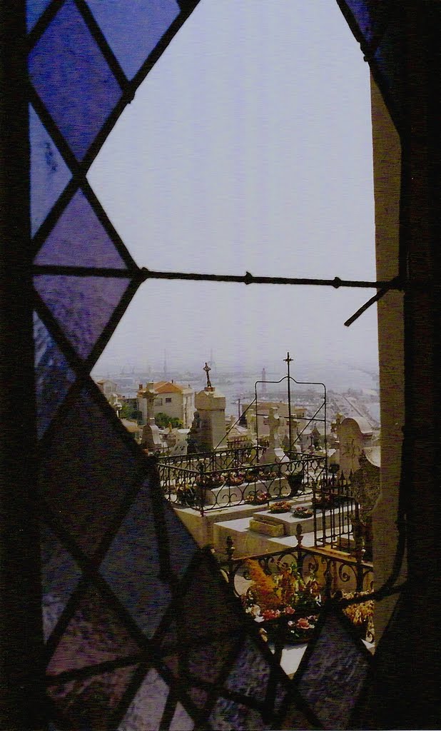 Dans un caveau du cimetière de Sète...