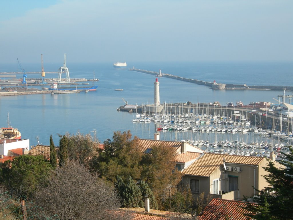 Entrée du port, le môle Saint-Louis