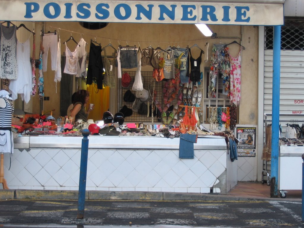 poissonnerie: vrouwenkleren die naar vis ruiken