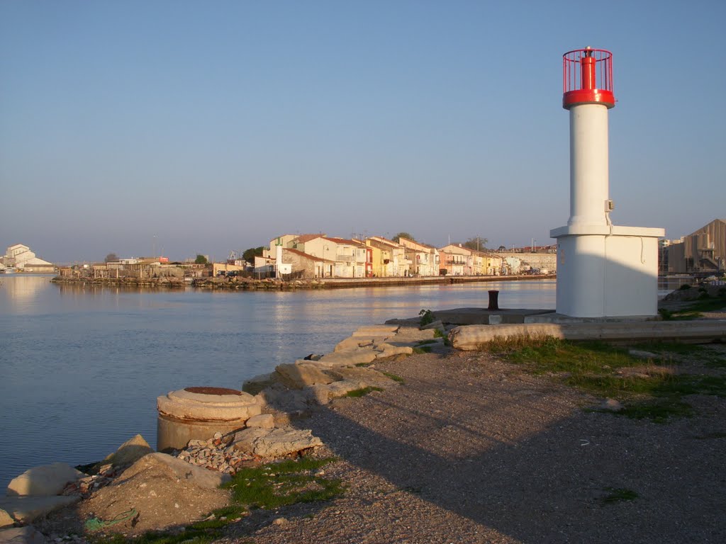 Sète - Venant de létang de Thau, le quartier de la Plagette à droite Bâbord rouge  et  à gauche de lautre côté du canal le quartier de la pointe courte  Tribord  vert .-