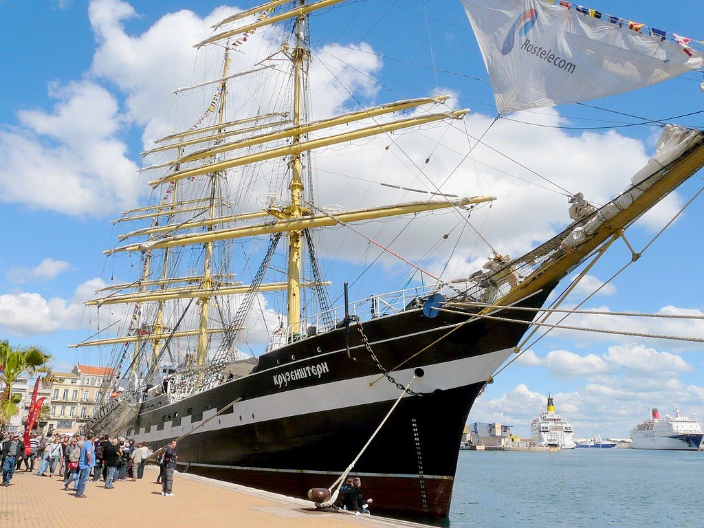 France, Escale à Sète pour la parade des voiliers voici le 4 Mâts KRUZENSHTERN de 114m de long