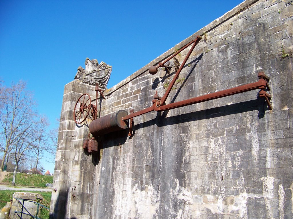 BAYONNE - dispositif de fermeture dun pont-levis.