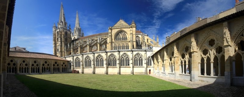 Vu panoramique de la cathédrale de Bayonne depuis le cloitre (© Loïc DOUILLET)
