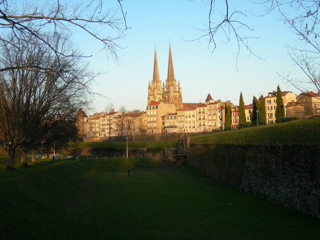 La Cathédrale Sainte Marie du XIXe siècle avec les remparts de Vauban