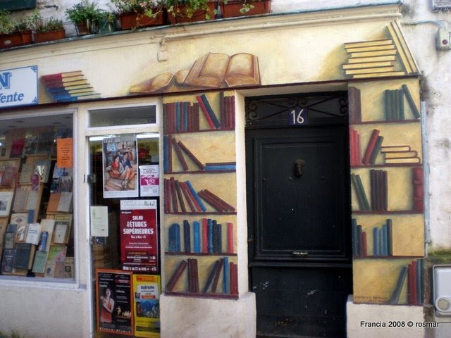 fachada de una libreria, en Saint Esprit , Bayonne .- Francia