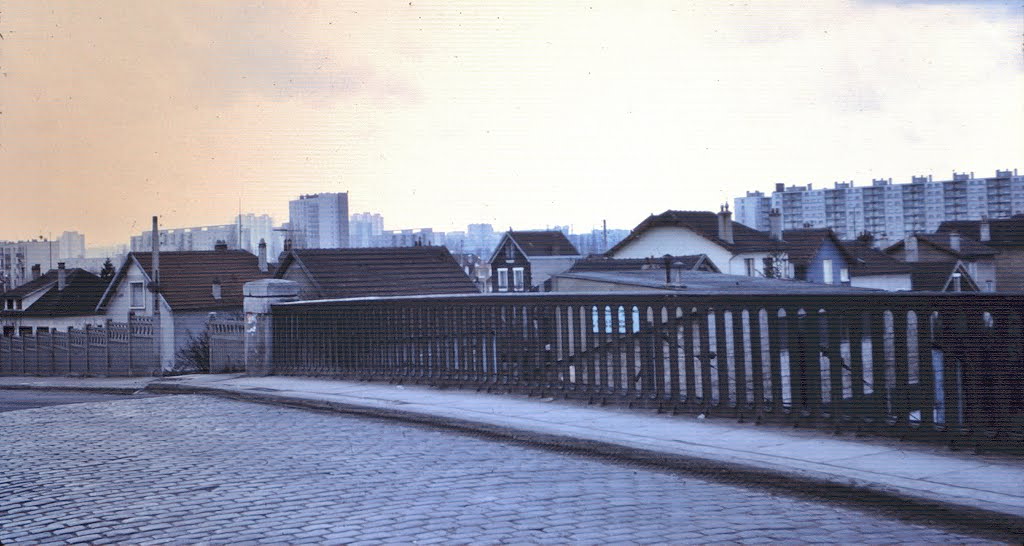 Bondy / Villemomble (93) Janvier 1973. Pont  Rue de la Fosse aux Bergers surplombant la ligne SNCF Paris-Est de la France.. (Diapositive numérisée).