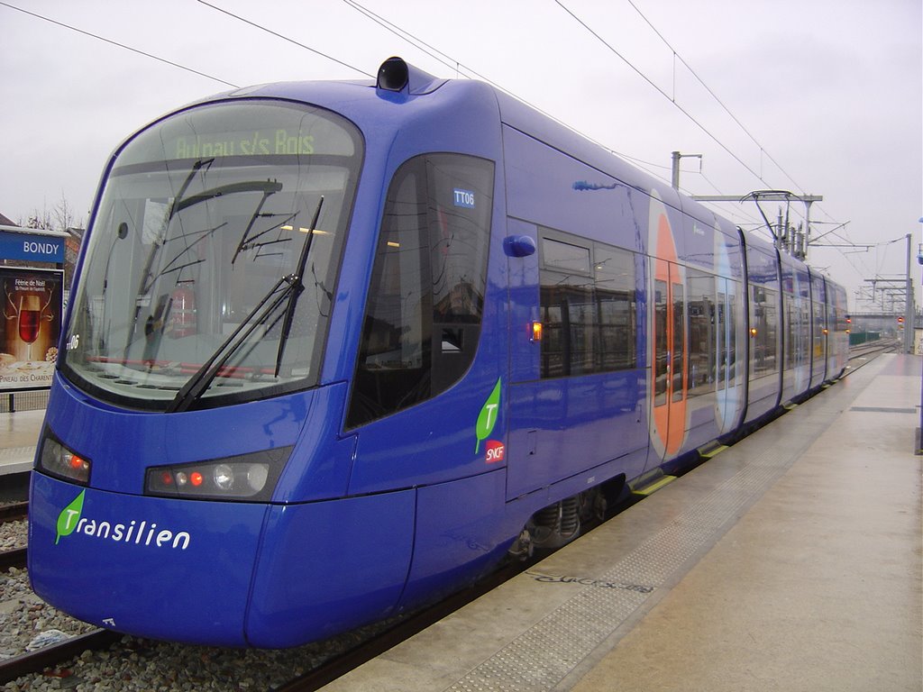 Au terminus en gare de Bondy : rame Avanto de la ligne T4 du tram-train de la SNCF-Transilien