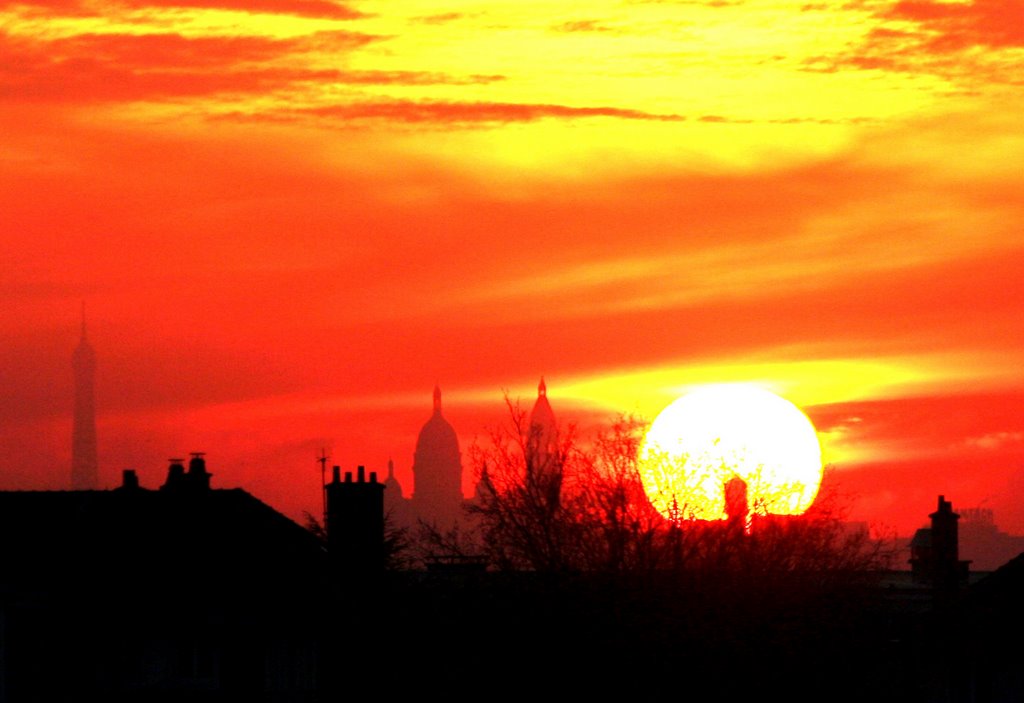 tour eiffel et montmatre au coucher du soleil (vus depuis le bourget)