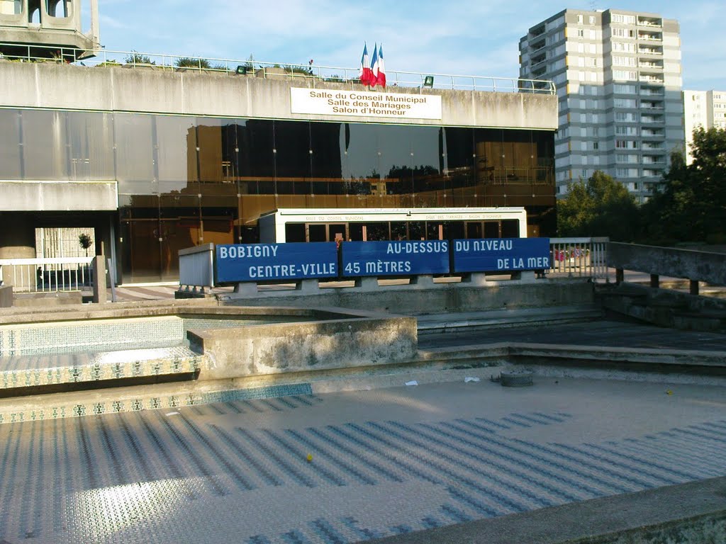 Écrivains en Seine-Saint-Denis: Olivia Rosenthal s’arrête pour un temps à Bobigny, accompagnée du plasticien Philippe Bretelle, en résidence à la bibliothèque de juin 2009 à décembre 2010. « ...Entretiens avec des habitants sur leur mode d’occupation de l
