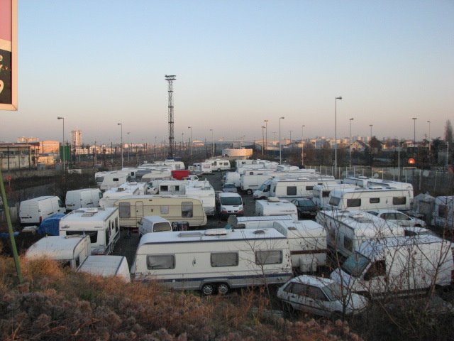 Bobigny -Drancy : Gipsy camp between highway and railway