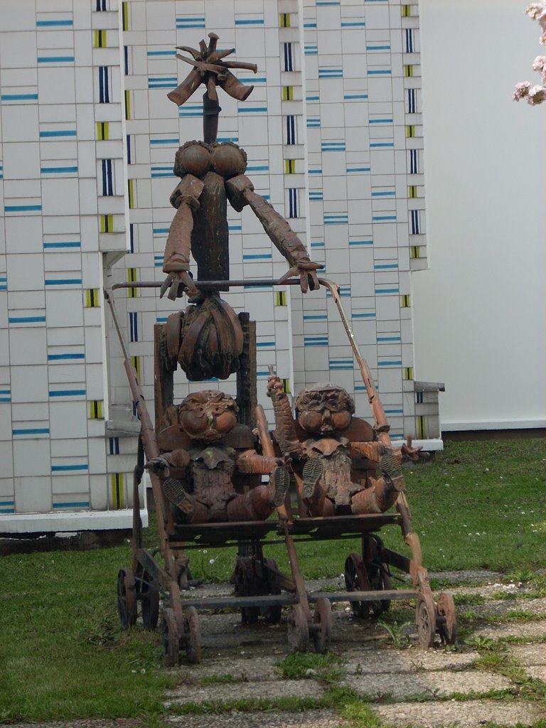 Le Blanc-Mesnil : sculpture in hospital patio