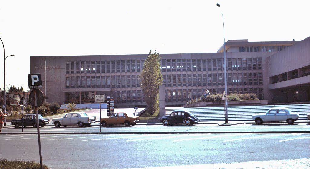 Bondy (93) 6 juin 1973. lHôtel de ville. (Diapositive numérisée).