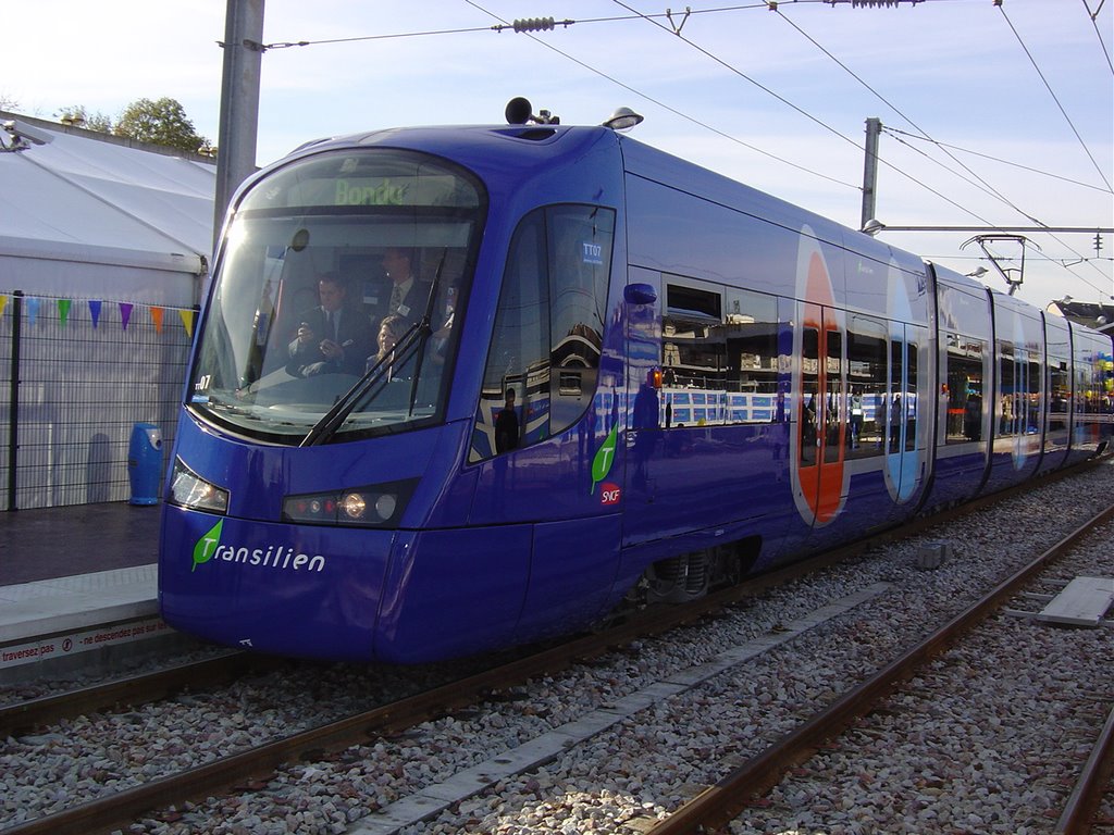 Rame Avanto de la SNCF-Transilien quitte le terminus dAulnay-s-B. (ligne tram-train T4)