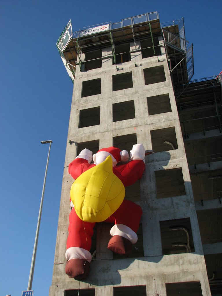 Saint-Denis A86: Père Noël regonflé - Santa re-puffed