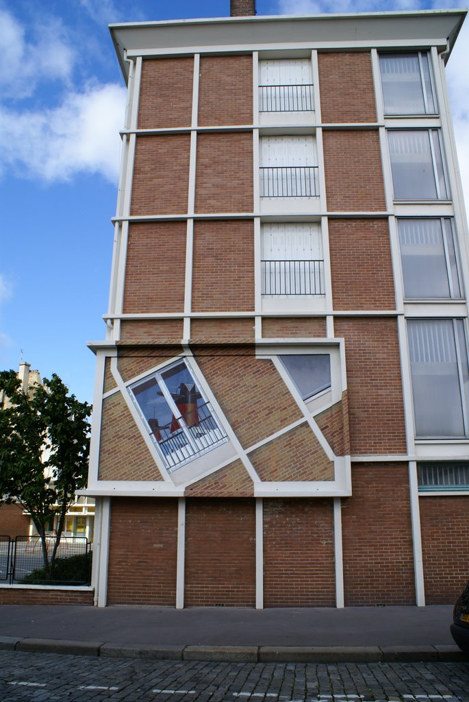 Le Havre. Souvenirs du "France". ( au moins de ses cheminées). Quartier de la petite  Bretagne.