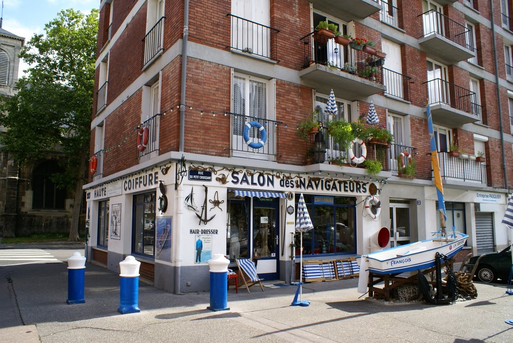Le Havre. A la fois un musée de la coiffure et un salon de coiffure bien réel .