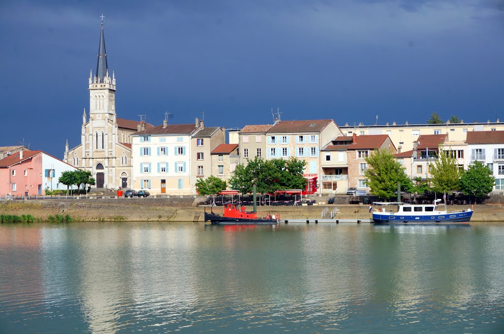 Blick von der Uferpromenade in Macon auf Fluss Saone-et-Loire hinüber zum anderen Ufer am Donnerstag, 22. Mai 2014 nachmittags