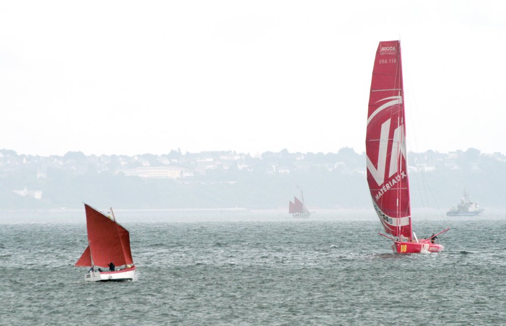 Brest 2008 : petit canot et voilier de course ultramoderne se rencontrent